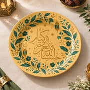 Amber charger plate with gold trim featuring Arabic calligraphy under a green leaf arc and lanterns